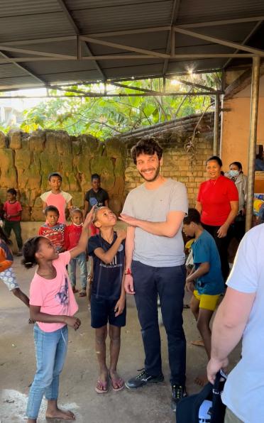Visite et don au centre d’accueil Manao De